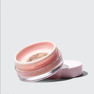 Glossier - light/medium “Wowder”